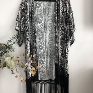 Black & White Xhilaration kimono / size S/M